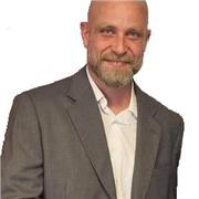 Profesor titulado con más de 10 años de experiencia en clases online y presencial